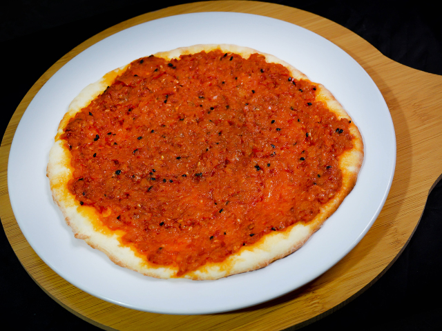 Hot tomato sauce pie